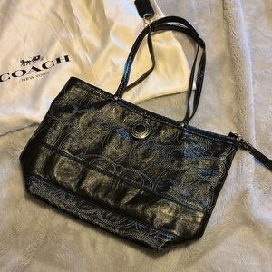 Coach Shoulder bag. Patent black.